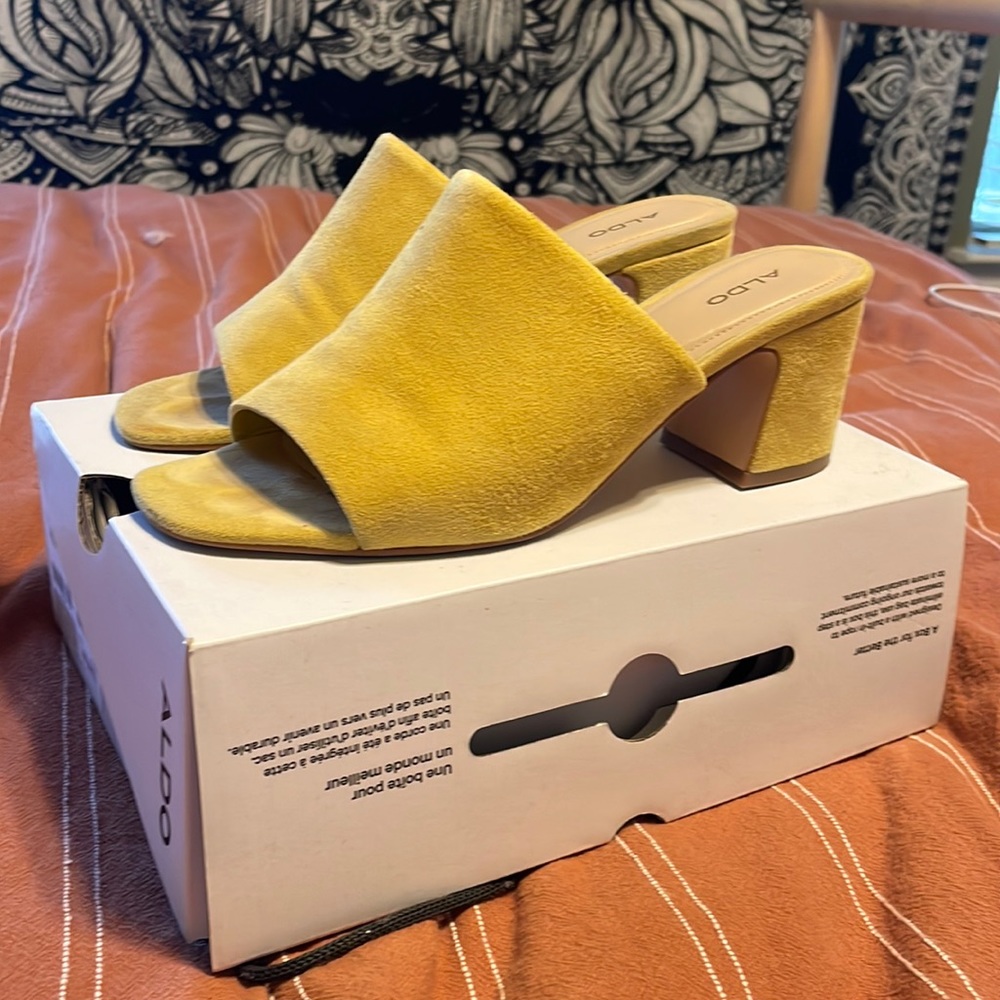 Green/yellow ALDO mules